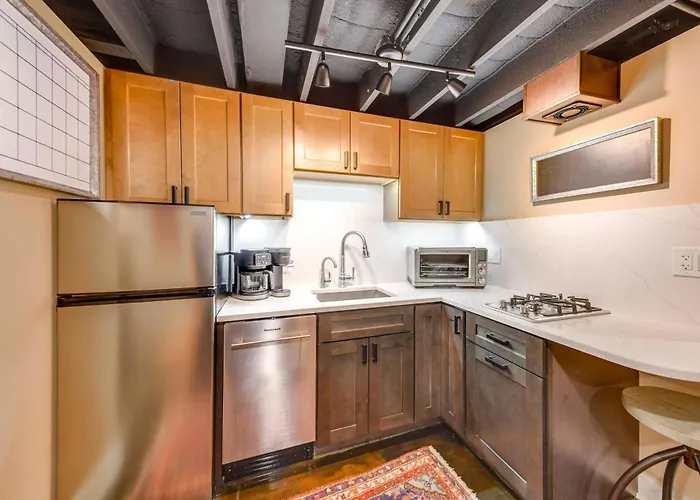 Close To Wrigley Field, The & Downtown Apartment