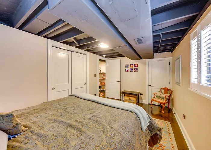 Close To Wrigley Field, The & Downtown Apartment