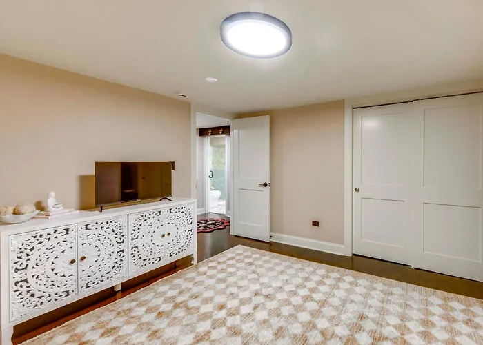 Close To Wrigley Field, The & Downtown Apartment Chicago